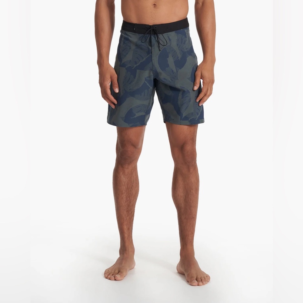Vuori Infinity Boardshort in smoked beryl deco. Large. VGUC.